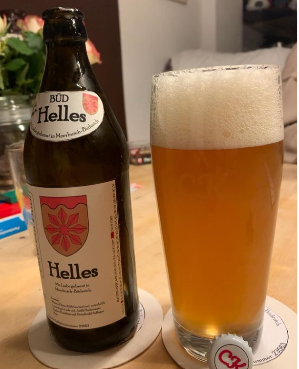 Helles im Glas mit 0,5l Flasche